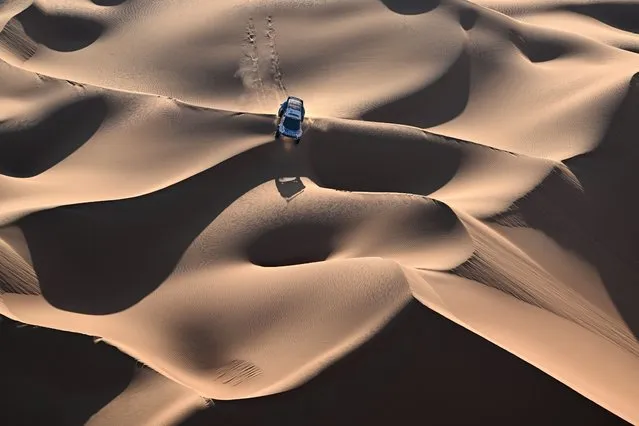 Team Nasser Racing's Qatari driver Nasser Al-Attiyah and his French co-driver Mathieu Baumel steer their car in the dunes during the second part of the 48h-chrono stage of the Dakar rally 2024, between Shubaytah and Shubaytah, Saudi Arabia, on January 12, 2024. (Photo by Patrick Hertzog/AFP Photo)
