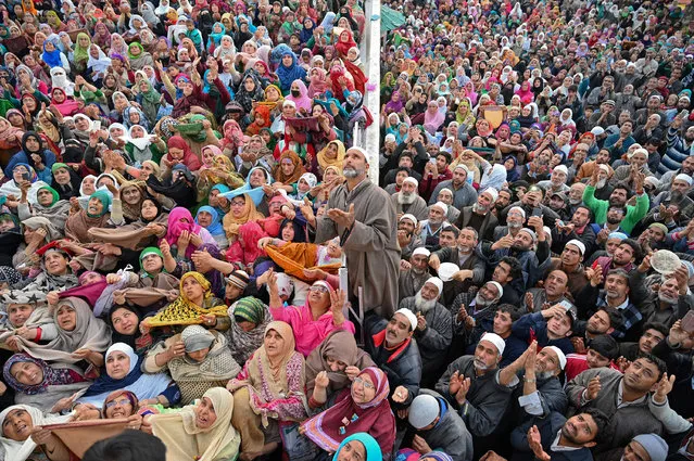Kashmiri Muslims pray as a cleric displays a holy relic, believed to be a hair from the Prophet Muhammad's beard, during the celebrations for Miraj-Ul-Alam (ascension to heaven) at Kashmir's main Hazratbal shrine in Srinagar on April 4, 2019. Thousands of Muslims converge annually for celebrations at the shrine near the summer capital, Srinagar, of the Jammu and Kashmir state. (Photo by Tauseef Mustafa/AFP Photo) 