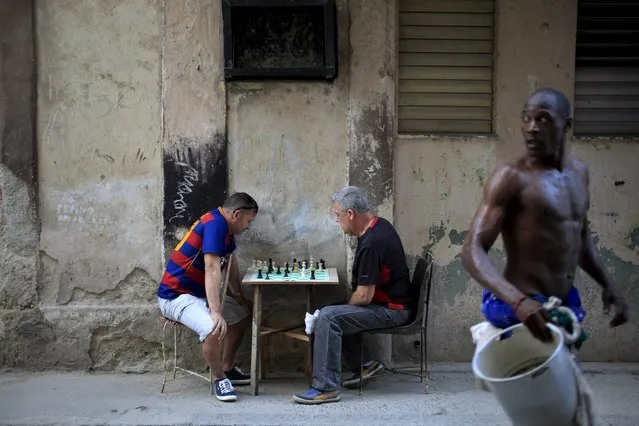 Cubans play chess on a street in Havana March 16, 2016. (Photo by Enrique de la Osa/Reuters)