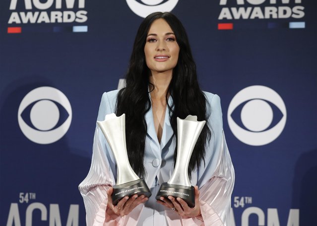 Kacey Musgraves poses backstage with her awards for Female Artist of the Year and Album of the Year for Golden Hour during the 54TH ACADEMY OF COUNTRY MUSIC AWARDS in Las Vegas Sunday, April 7, 2019. (Photo by Steve Marcus/Reuters)