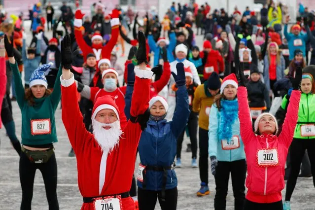 People, including participants dressed as Santa Claus, its Russian equivalent Father Frost and other characters, warm up before the Christmas race in Moscow, Russia on January 7, 2022. (Photo by Evgenia Novozhenina/Reuters)