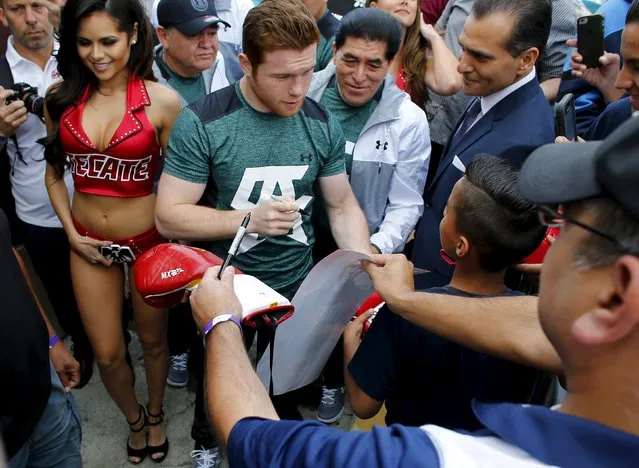 Middleweight boxing champion Canelo Alvarez, who will defend his world title against England's Amir Khan on May 7 in Las Vegas, is surrounded by fans as he arrives for a work out in San Diego, California April 25, 2016. (Photo by Mike Blake/Reuters)