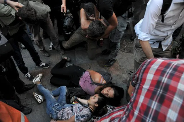 Plainclothes police officers detain demonstrators during protests against Monday's bomb attack in Suruc, in Istanbul, Turkey, July 24, 2015. (Photo by Yagiz Karahan/Reuters)