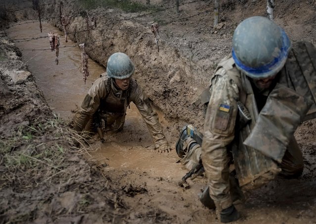 Ukrainian servicemen attend an exercise, amid Russia's attack on Ukraine, in Chernihiv region, Ukraine on May 15, 2023. (Photo by Gleb Garanich/Reuters)