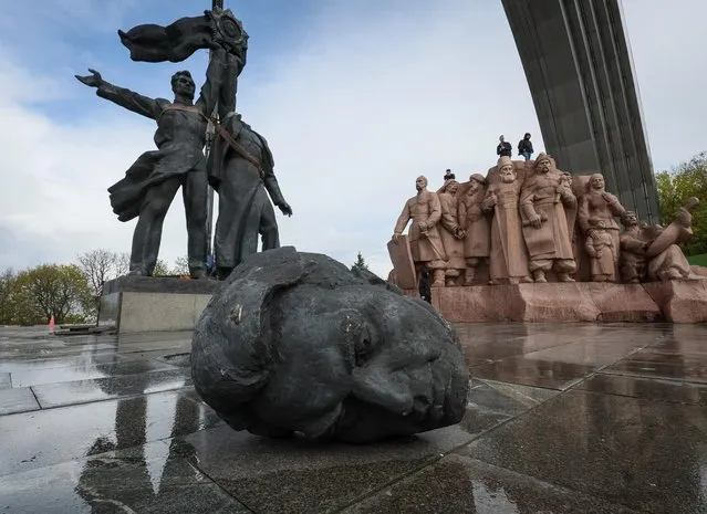 A Soviet monument to a friendship between Ukrainian and Russian nations is seen during its demolition, amid Russia's invasion of Ukraine, in central Kyiv, Ukraine on April 26, 2022. (Photo by Gleb Garanich/Reuters)