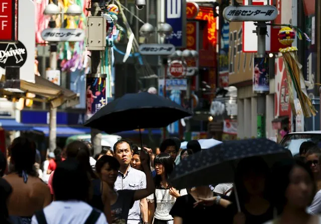 People crowd a street in the Shibuya shopping district in Tokyo July 31, 2015. (Photo by Thomas Peter/Reuters)
