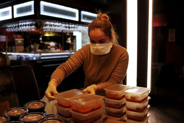 Founder of Saperavi Cafe restaurant Khatuna Kolbaya packs meals prepared for elderly people who are banned from leaving their homes because of the coronavirus disease (COVID-19) outbreak, in Moscow, Russia on April 14, 2020. (Photo by Maxim Shemetov/Reuters)