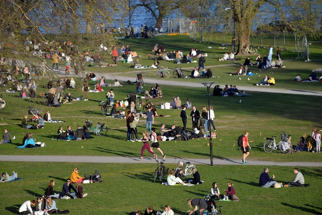 People gather in a park to enjoy the warm spring weather in Stockholm, Sweden, 22 April 2020, amid the ongoing coronavirus COVID-19 pandemic. Sweden is the only country in Europe not to have imposed lockdowns – even though its death toll is worse than USA, Iran and Germany when compared to population size. The Scandinavian country recorded 172 new deaths and 682 new cases yesterday. The deaths were the second-largest jump on record, lagging only behind Tuesday's figure of 185. It takes the death toll in Sweden to 1,937. (Photo by Anders Wiklund/EPA/EFE)
