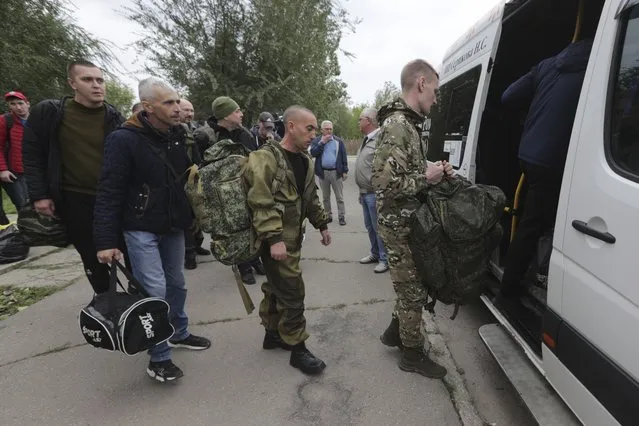 Russian recruits board a bus at a military recruitment center in Volzhskiy, Volgograd region, Russia, Wednesday, September 28, 2022. (Photo by AP Photo/Stringer)