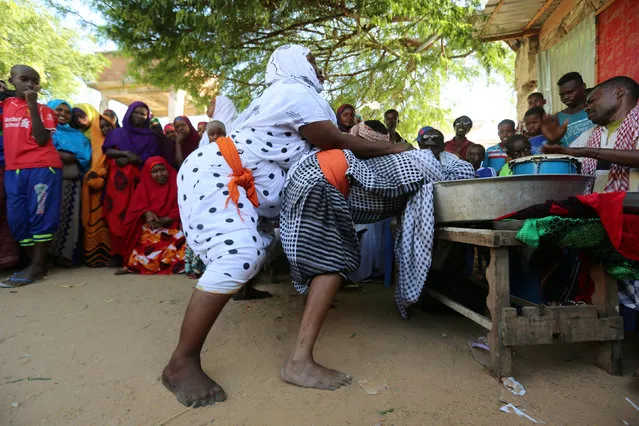 Women dance on the last day of week-long wedding celebrations for newly married Somali couple Mohamed Noor and Huda Omar in Mogadishu's Rajo camp, Somalia August 24, 2016. (Photo by Feisal Omar/Reuters)