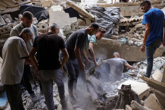 Palestinians look for survivors in the rubble of a building in the Sheikh Radwan neighbourhood in Gaza City, in the central Gaza Strip that was targetted in an Israeli strike on July 6, 2025. An Israeli delegation was expected in Doha on July 6 for talks on a Gaza truce and hostage release deal, after Palestinian group Hamas said it was ready to start negotiations “immediately”. (Photo by Bashar Taleb/AFP Photo)