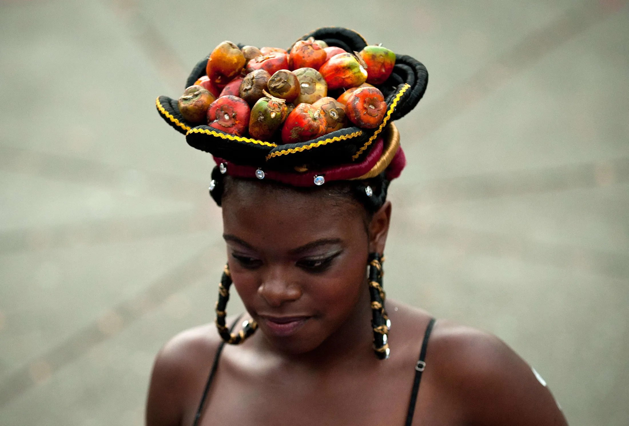 Негритянки в клубе. Красивые африканки. Африканские женщины. Африканские красотки. Фрукты на голове.