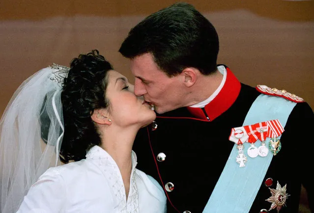 Denmark's Prince Joachim kisses his bride Alexandra after the wedding ceremony at the 17th century chapel of Fredriksborg castle in Hillerod, November 18, 1995. (Photo by Jerry Lampen/Reuters)