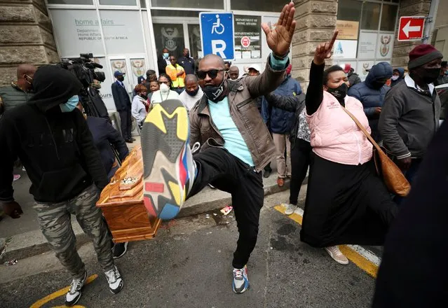 Striking funeral workers carry a coffin during a protest over changes to a host of procedures and regulations, during the coronavirus disease (COVID-19) outbreak in Cape Town, South Africa, September 16, 2020. (Photo by Mike Hutchings/Reuters)