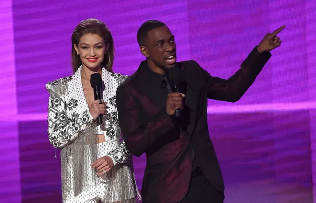 Co-hosts Gigi Hadid (L) and Jay Pharoah speak onstage during the 2016 American Music Awards at Microsoft Theater on November 20, 2016 in Los Angeles, California. (Photo by Kevin Winter/Getty Images)