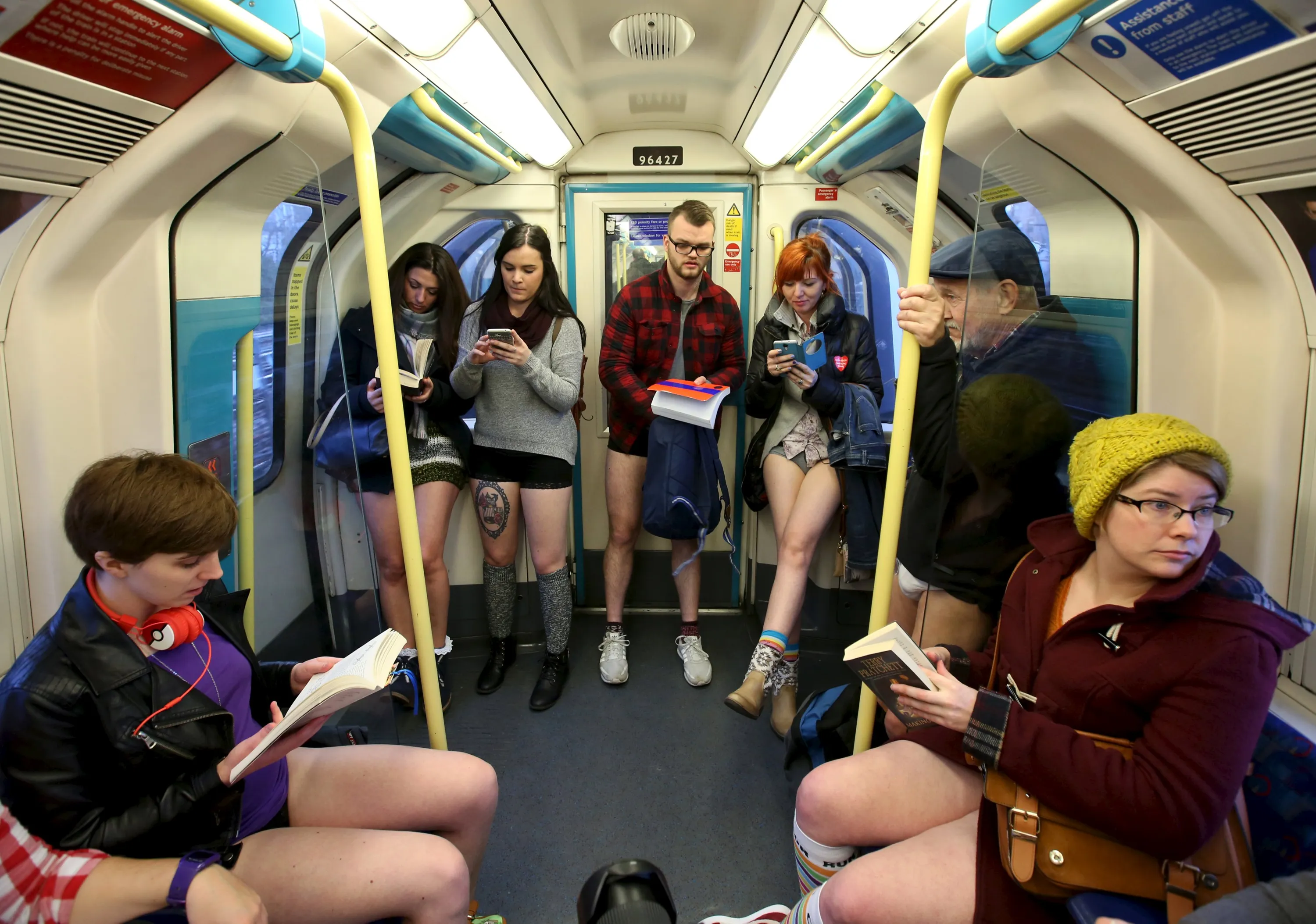 Метро развлечение. Люди в метро. Поручни в метро. В метро без штанов. Девушки в метро.