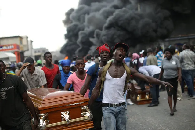 Men carry a coffin during a funeral, turned into a protest, for four people who, according to the mourners, died during clashes on October 17, in the streets of Port-au-Prince, Haiti, October 31, 2018. (Photo by Andres Martinez Casares/Reuters)