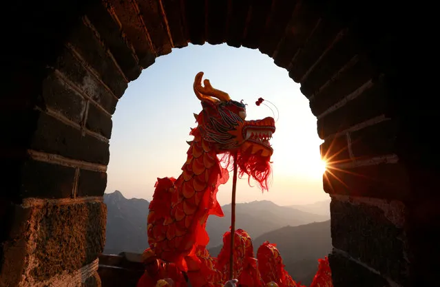 Performers take part in a dragon dance during sunrise at the Mutianyu section of the Great Wall of China in Huairou district of Beijing, China on January 1, 2019. (Photo by Bu Xiangdong/Qianlong.com via Reuters)