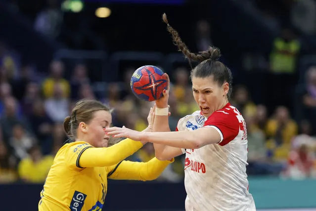 Croatia's centre back #10 Dejana Milosavljevic (L) andSweden's wing #38 Elin Hansson vie for the ball during the preliminary round Group A match between Sweden and Croatia of the IHF World Women's Handball Championship in Gothenburg, Sweden on December 5, 2023. (Photo by Adam Ihse/AFP Photo)