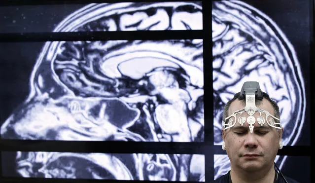 BrainScope employee Doug Oberly wears a brain scanning headset at the NFL owners' meeting in Boca Raton, Fla., Tuesday, March 22, 2016. The headset and mobile app can quickly and easily allow clinicians to determine whether patients have sustained a traumatic brain injury (TBI), the company says. (Photo by Luis M. Alvarez/AP Photo)