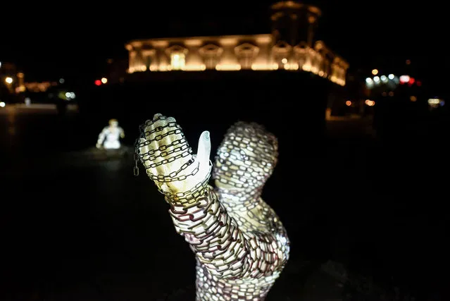 An installation of sculptures entitled “Find Me” created by Kosovan artist Eroll Murati is displayed in the main square of the capital Pristina on November 6, 2021, to encourage the authorities to step up the search for the remaining missing persons from the Kosovo War in the late 1990s. Since the end of the Kosovo War in 1998-1999, around 1,630 people mostly Albanians are still considered missing. (Photo by Armend Nimani/AFP Photo)