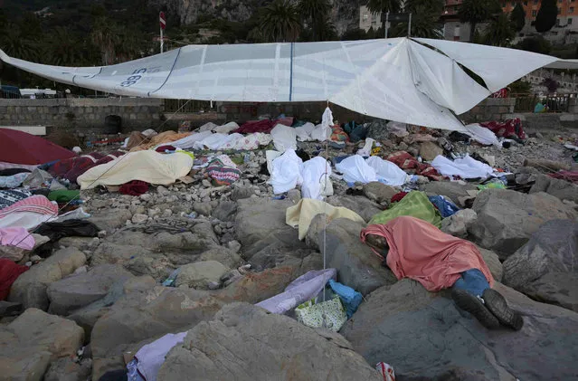 Migrants sleep covered by blankets on the rocks of the seawall at the Saint Ludovic border crossing on the Mediterranean Sea between Vintimille, Italy and Menton, France, June 17, 2015. Police on Tuesday began hauling away mostly African migrants from makeshift camps on the Italy-France border as European Union ministers met in Luxembourg to hash out plans to deal with the immigration crisis.   REUTERS/Eric Gaillard  