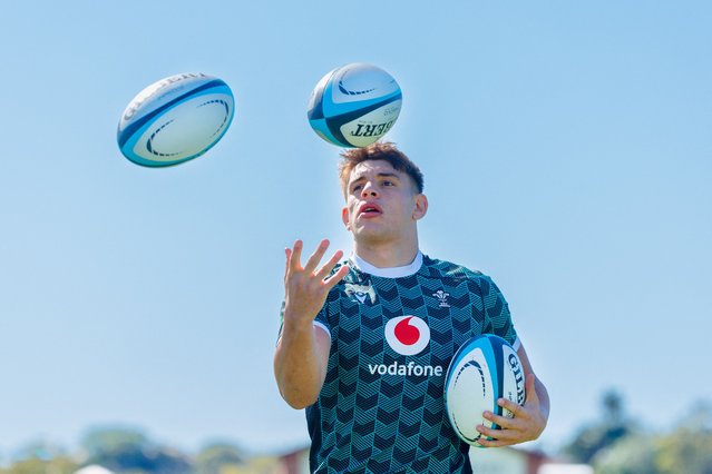 Wales' second row Dafydd Jenkins juggles three balls during the captain run training at the Anglican Church Grammar School in Brisbane on July 18, 2024, ahead of a tour rugby match against Queensland Reds. (Photo by Patrick Hamilton/AFP Photo)