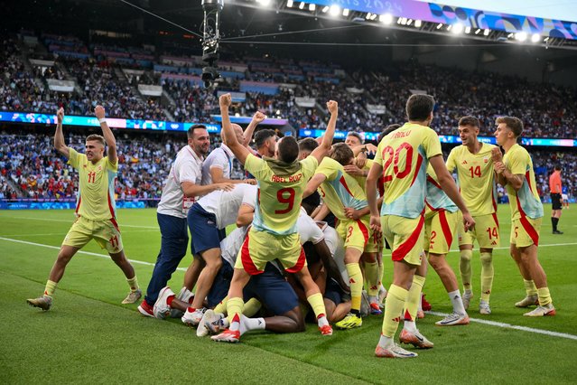 Spain's players celebrate victory at the end of the men's gold medal final football match between France and Spain during the Paris 2024 Olympic Games at the Parc des Princes in Paris on August 9, 2024. Spain won 3-5. (Photo by Luis Robayo/AFP Photo)