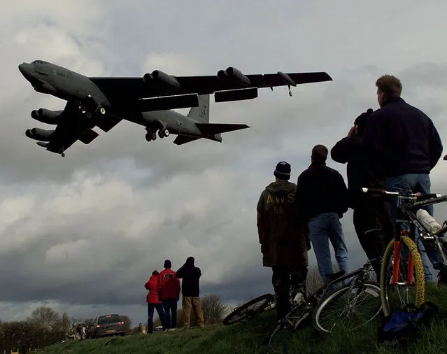 A B-52 bomber is watched by a group of curious onlookers as it lands at RAF Fairford, February 21, 1999. The B52s arrived from the U.S.A. as part of NATO's preparations for air attacks on Yugoslavia as tensions in the Kosovo crisis increased. (Photo by Dylan Martinez/Reuters)