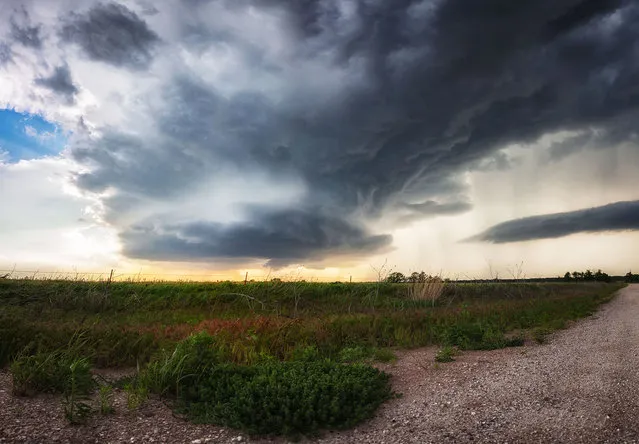  A supercell strengthening. Woodward, Oklahoma on May 24, 2016. (Photo by Maximilian Conrad/Caters News)