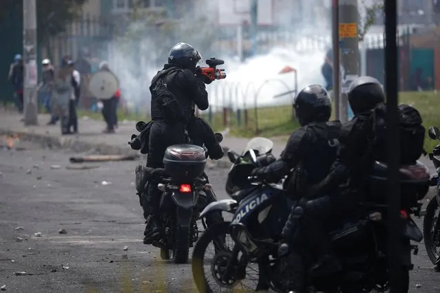 Riot police unlock an avenue as protests continue amid a stalemate between the government of President Guillermo Lasso and largely indigenous demonstrators who demand an end to emergency measures, in Quito, Ecuador on June 27, 2022. (Photo by Adriano Machado/Reuters)