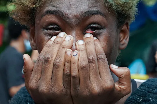 A woman cries as she watches people being detained on the Brooklyn Bridge just outside the “City Hall Autonomous Zone” in support of “Black Lives Matter” in the Manhattan Borough of New York City, New York, U.S., July 15, 2020. (Photo by Carlo Allegri/Reuters)