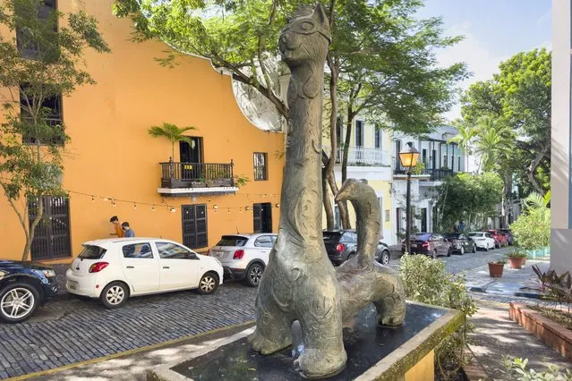 A statue of a cat stands in Old San Juan, Puerto Rico, Thursday, November 3, 2022. Cats have long strolled through the cobblestone streets of the historic district and are so beloved they even have their own statue in Old San Juan. (Photo by Alejandro Granadillo/AP Photo)