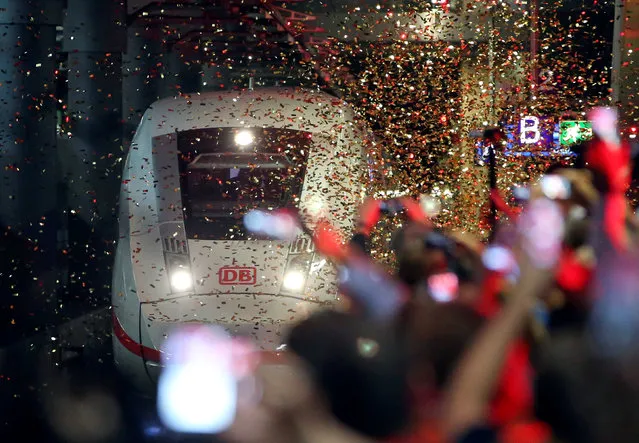 A new ICE 4 high speed train of German railway operator Deutsche Bahn arrives at Hauptbahnhof main railway station during a welcome ceremony in Berlin, Germany, September 14, 2016. ICE 4 is a brand name for long-distance Intercity-Express high-speed trains being procured by Deutsche Bahn. (Photo by Fabrizio Bensch/Reuters)