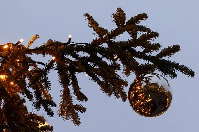 Brussels' Grand Place is reflected in a bauble hanging from a Christmas tree, as part of the Christmas festivities in central Brussels, Belgium, December 1, 2022. (Photo by Yves Herman/Reuters)