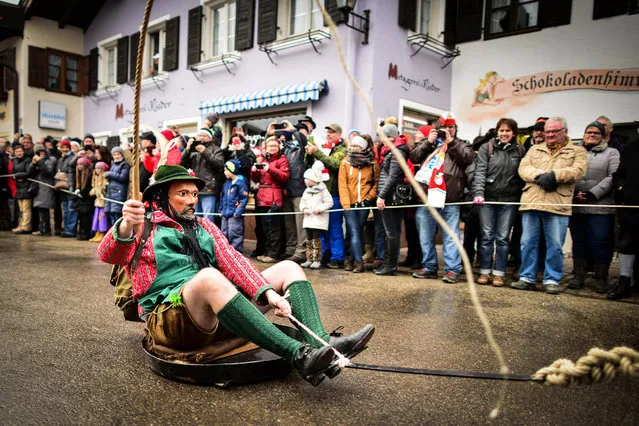 Participants wearing traditional costumes perform in the annual carnival parade in Mittenwald, Germany, 08 February 2018. The traditional alpine “Fasching” goes back centuries and is celebrated to awaken the ghosts of spring. (Photo by Philipp Guelland/EPA/EFE)