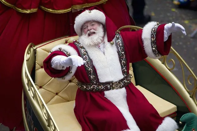 A Santa Claus character reacts as he makes his way down 6th Ave during the Macy's Thanksgiving Day Parade in New York November 27, 2014. (Photo by Carlo Allegri/Reuters)