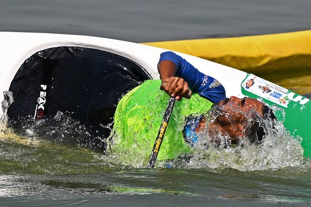 A participant rows during water sports of Khelo India festival at Dal Lake in Srinagar on August 22, 2025. (Photo by Tauseef Mustafa/AFP Photo)