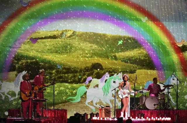 Kacey Musgraves performs "Dime Store Cowgirl" at the 49th Annual Country Music Association Awards in Nashville, Tennessee November 4, 2015. (Photo by Harrison McClary/Reuters)