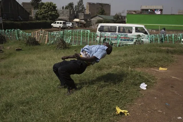 A man does a somersault outside a local gym in the neighbourhood of Dandora, Nairobi, Kenya, June 16, 2015. (Photo by Siegfried Modola/Reuters)
