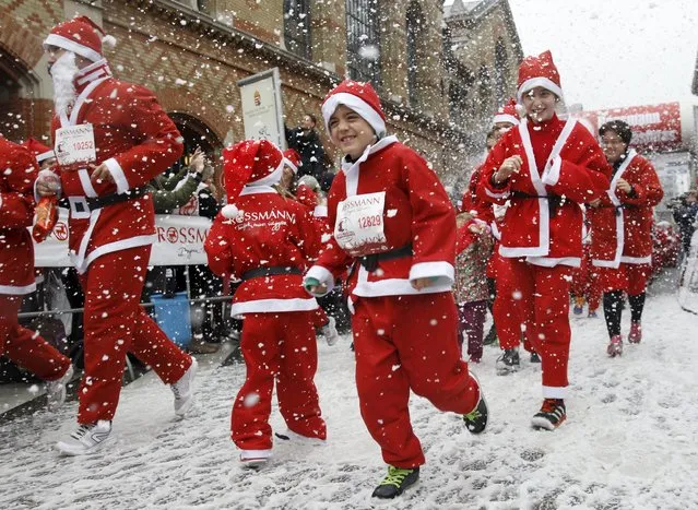 Runners dressed in Santa Claus costumes take part in the Santa Claus Run in Budapest, Hungary December 6, 2015. (Photo by Bernadett Szabo/Reuters)