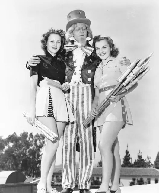 Costumed actors promote 4th of July celebrations as they pose with fireworks, Chicago, Ill., circa 1940. (Photo by Transcendental Graphics/Getty Images)