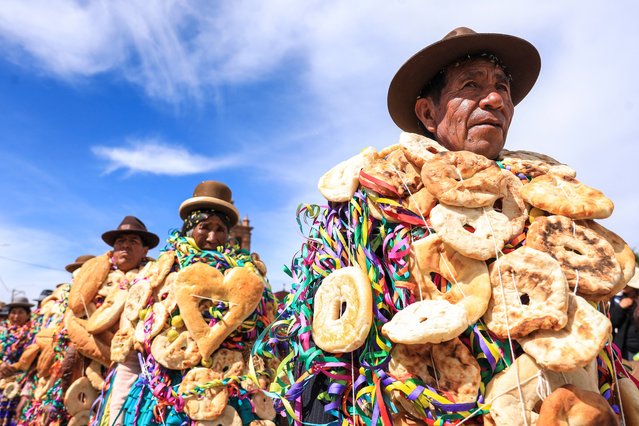 Aymara Indigenous people celebrate the “Roscasiri” in the Pomata District, one of seven districts of the Chucuito Province in the Puno Region, southern Peru, on January 1, 2025. This ancient Aymara event, in which people decorate themselves with breads and fruits that represent abundance for the new year, celebrates the change of local authorities. (Photo by Connie France Calderon Martel/AFP Photo)
