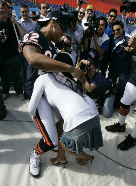 In this January 30, 2007, file photo, Ines Gomez Mont tries to pick up Chicago Bears safety Tyler Everett during media football day at Dolphin Stadium in Miami. More than 5,500 journalists, psuedo-journalists and other credentialed “media” are expected to gather for Tuesday, January 27, 2015, Media Day at the US Airways Center. (Photo by Mike Conroy/AP Photo)