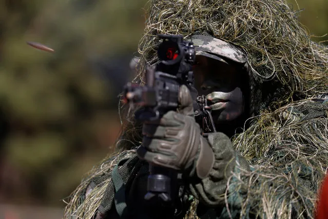 A South Korean marine in action during their regular drill on Yeonpyeong Island, South Korea November 1, 2018. (Photo by Jeon Heon-Kyun/Pool via Reuters)