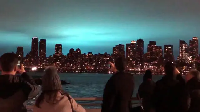 Bright blue light after a transformer explosion at an electric power station in the New York City borough of Queens is seen from Weehawken, New Jersey, U.S., December 27, 2018 in this still image obtained from a social media video on December 28, 2018. (Photo by Melissa Coffey via Reuters)