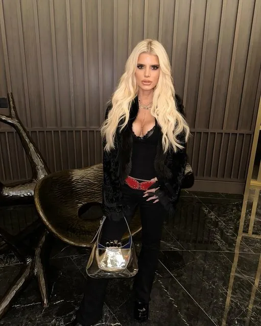 American singer Jessica Simpson in the second decade of November 2023 takes the girls out for a night on the town. (Photo by Jessicasimpson/Instagram)