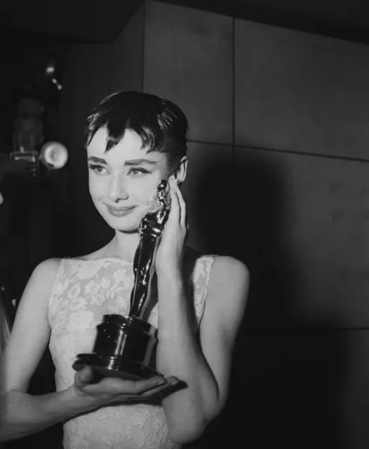 Audrey Hepburn holding the Academy Award for best actress in “Roman Holiday”, her first American film on March 25, 1954. (Photo by Bettmann/Getty Images)