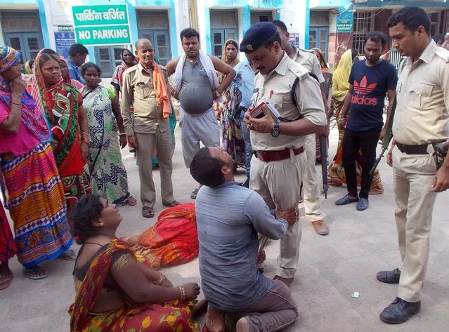 Relatives of the victims of a mob lynching incident speak to a police officer as they mourn outside a hospital in Chapra, Bihar, July 19, 2019. (Photo by Reuters/Stringer)