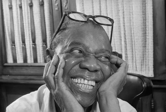 Jazz musician Louis Armstrong smiles as he recalls the old days during an interview at his home in Queens, New York, on June 10, 1970. (Photo by Eddie Adams/AP Photo)